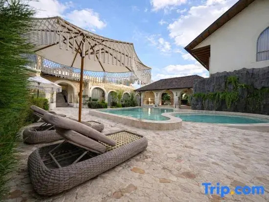 Maison Boheme Villa 1 with Patio, Pool and Beach in 5 min Walk