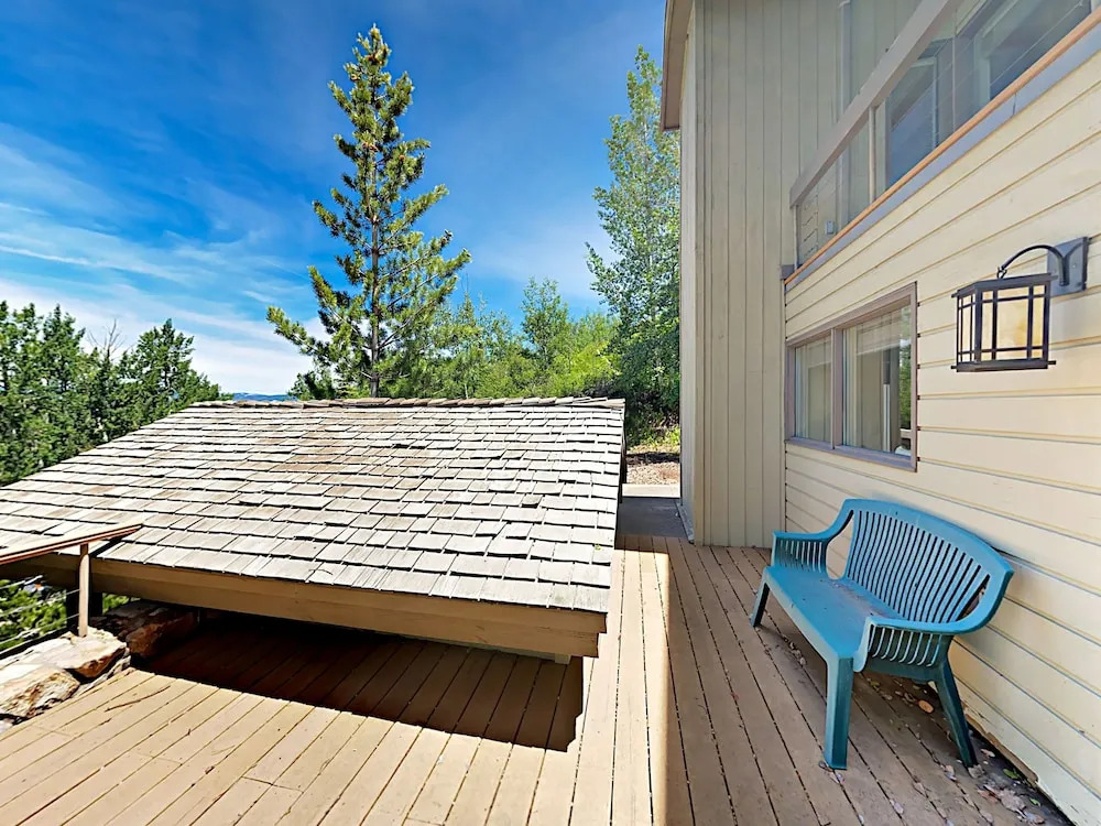 Beautiful 4br + Den W/ Hot Tub & Views - Near Slopes 4 Bedroom Home