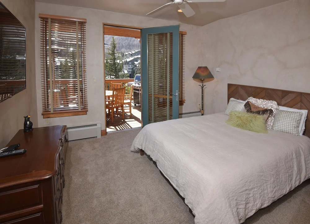 Spacious 4br 4.5ba  Ski In/out-stay +7 Nights 4 Bedroom Condo by RedAwning