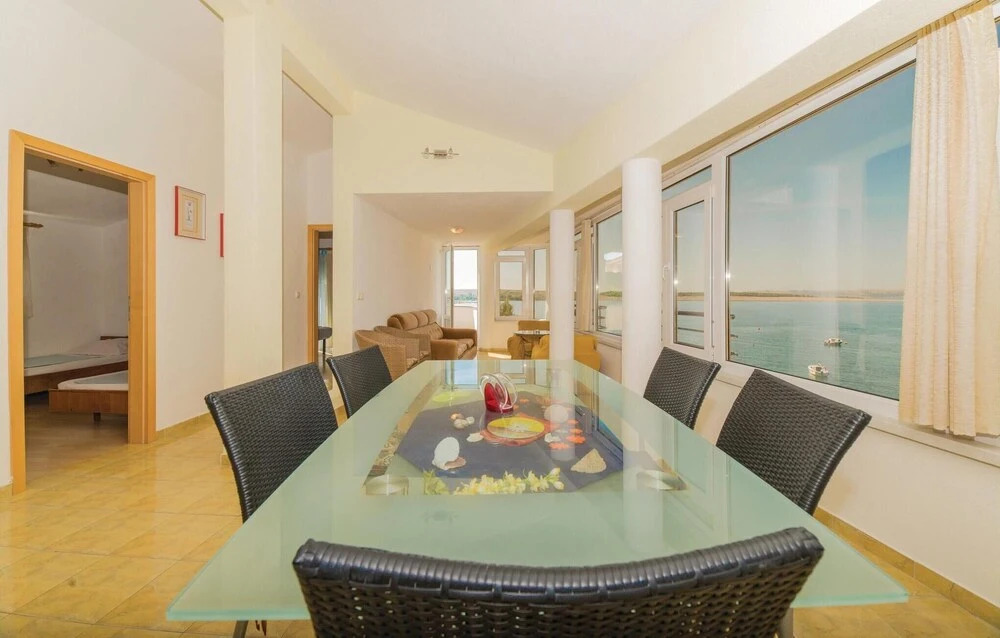 2 Bedroom Stunning Home In Povljana