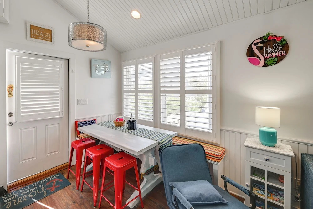 Walk to Bay Village, Beaches & More! Cozy Cottage