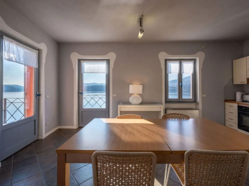 Casa sul lago 30172