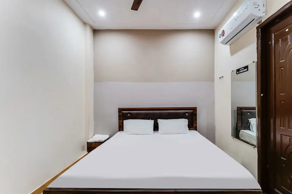 SPOT ON 61934 D Night Hotel