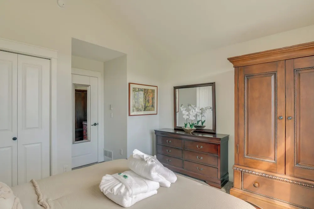 Chic Anchorage Townhome < 1 Mi to Kincaid Park!