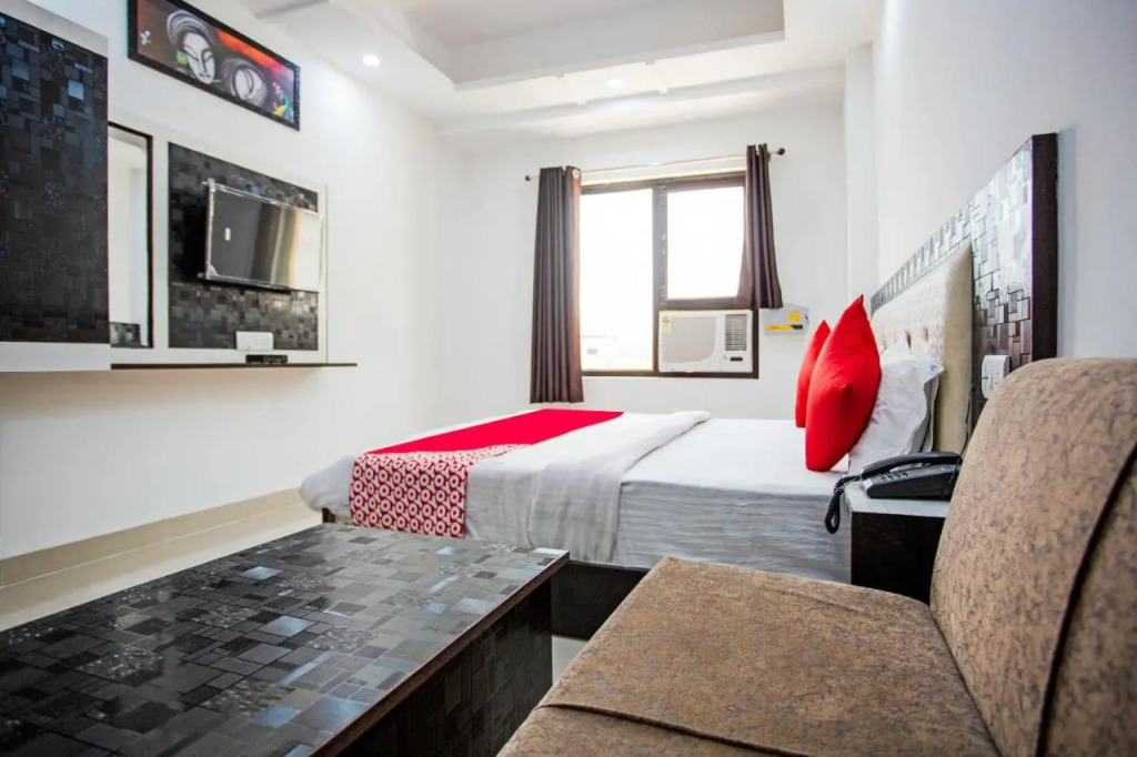 Capital O 42035 Hotel Raj Ganga