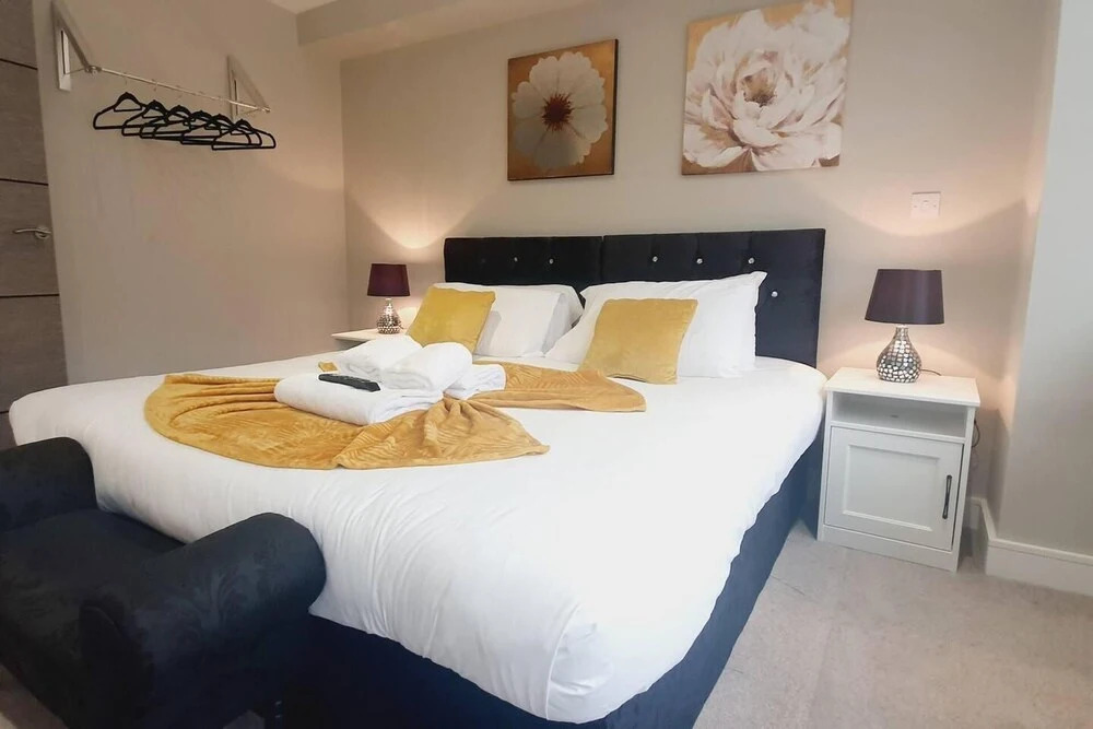 1braptmt W/king BED 4guests Embankmnt Parkg Wifi