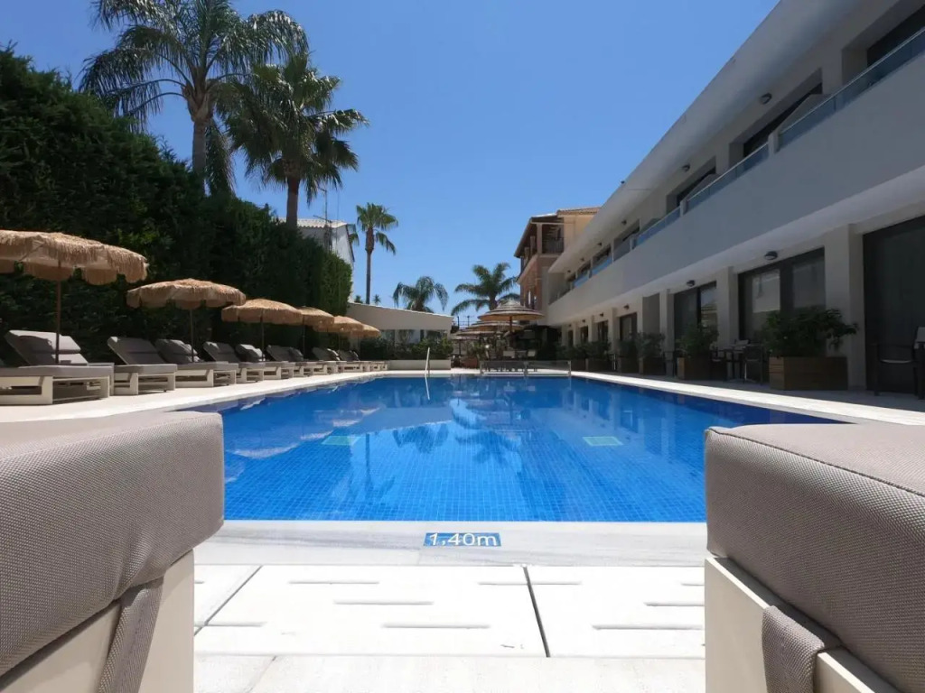 Paradise Hotel & Bar