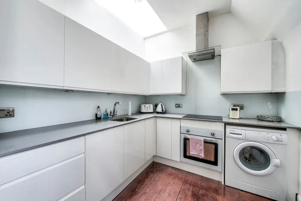 Modern 2BR Home on the Royal Mile!