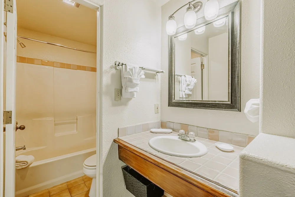 Stylish Powderhorn 1BR- Stroll to Ski Lift condo