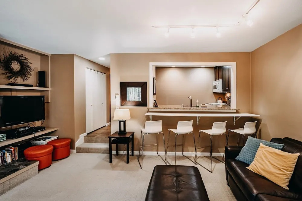 50SW - Wi-Fi - Fireplace - W/D - D/W - Sleeps 4