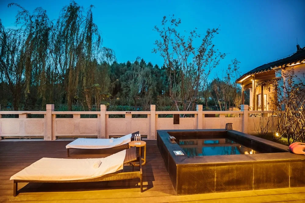 Yihe lake shore Hotspring