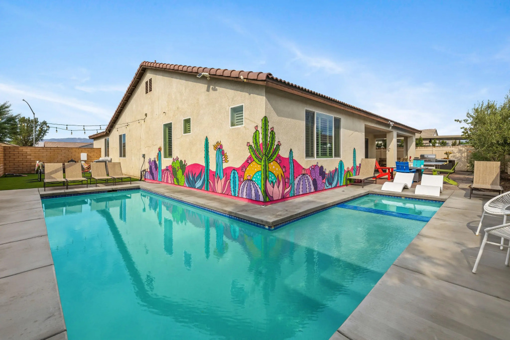 Kaleidoscope by Avantstay Colorful Escape + Pool