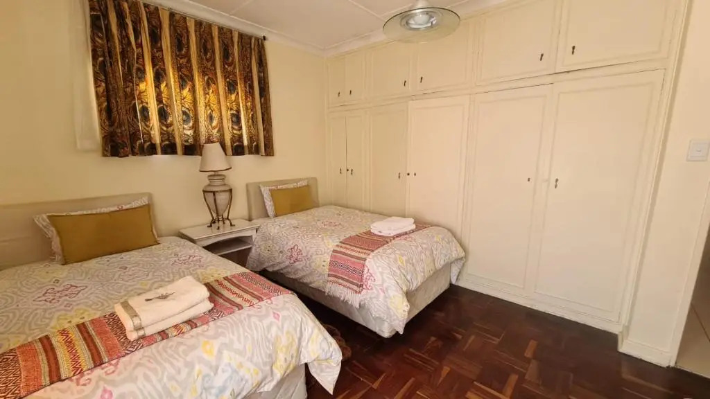 4 bedroom guesthouse in Glenhazel with pool