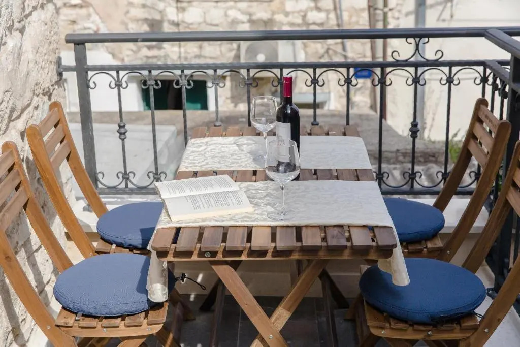 Luxury Apt Petra in 400 year old stone house 4+2
