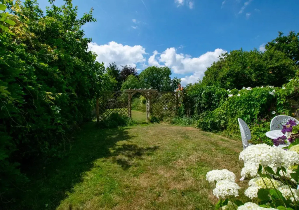 3 Bed in Bridport oc-wy401