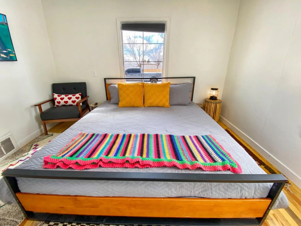 Colorful BIG Bear Home 5br 2ba-Epic Art!