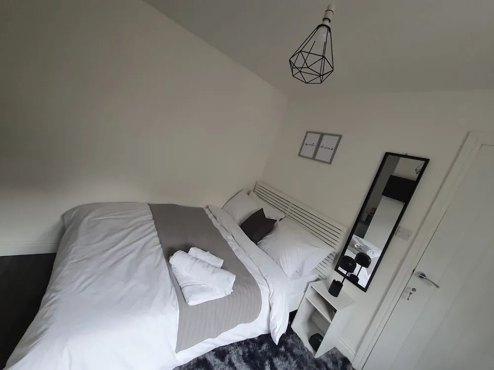 Private Room - Ensuite Bathroom - Free Parking