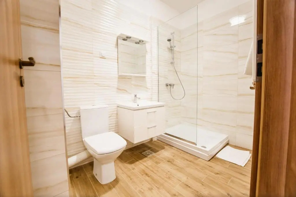 Spacious & Bright 2 bedroom Central Apartment