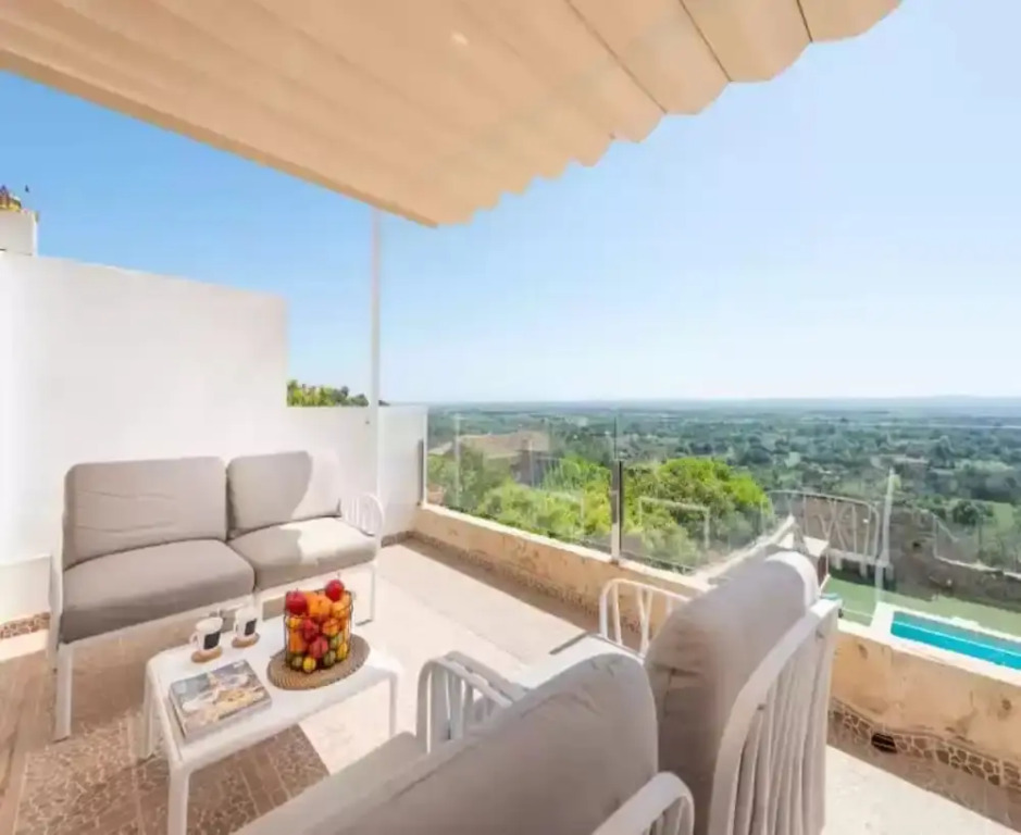 Villa in Buger With Pool & Mountain Views