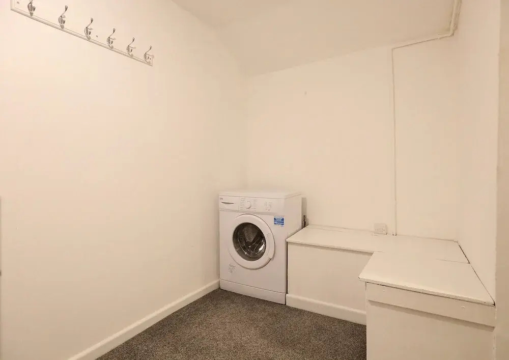 Spacious 2 Bedroom Cosy Apartment - Close to Station!