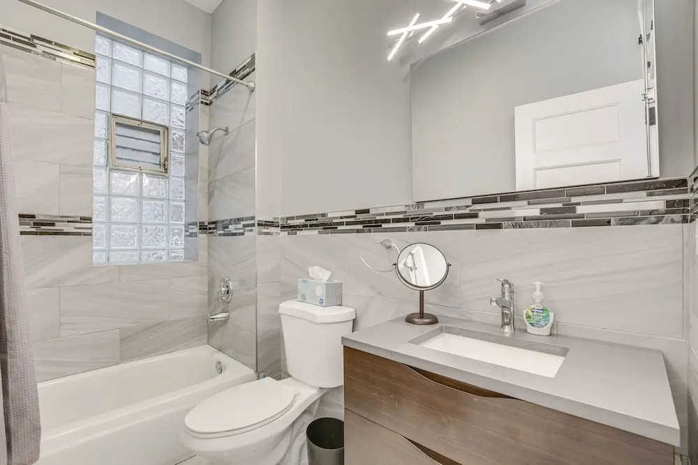 Spacious Condo w/ Deck ~ 3 Mi to Downtown Chicago!