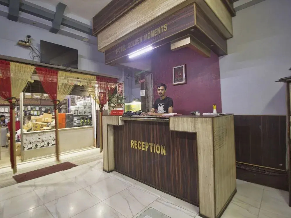 OYO 16041 Hotel Golden Moments