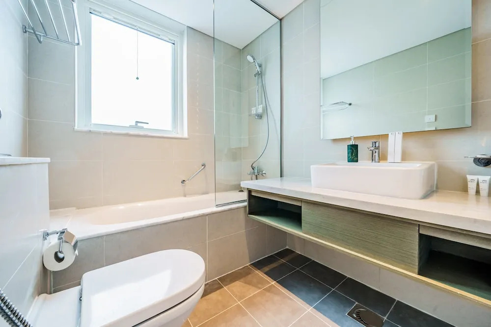 Stunning 2BR with Balcony-Canal View