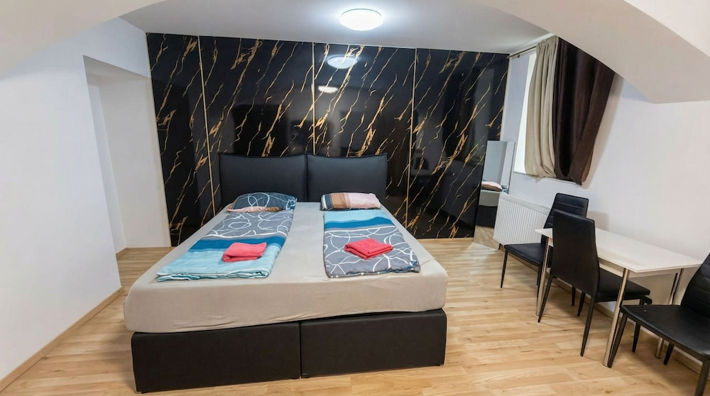 Cozy 1BR Plus LR Near Amusement Park