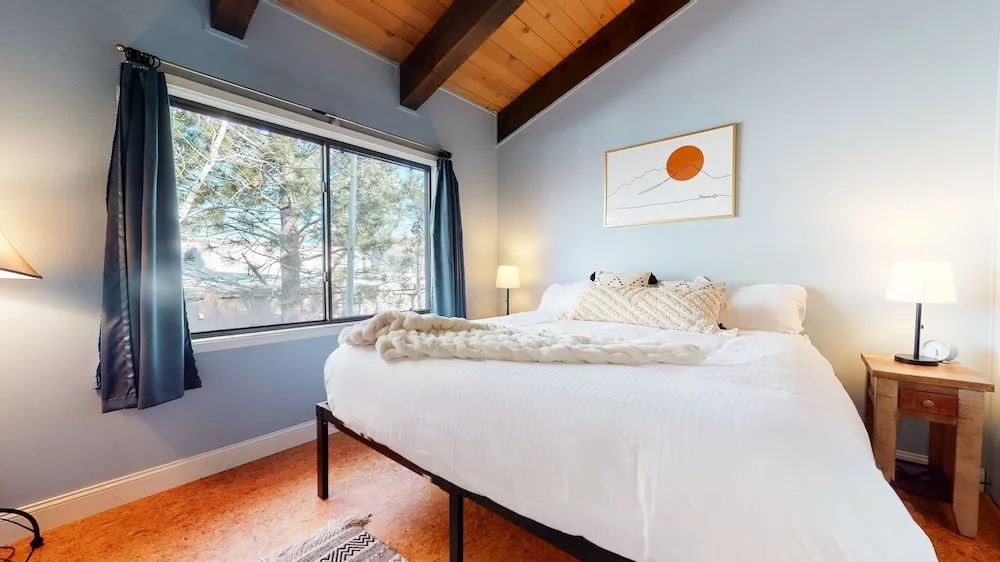 Chateau Sierra 50 Pet-Friendly with Great Complex Amenities, On the Shuttle Route, Private Washer Dryer, by RedAwning