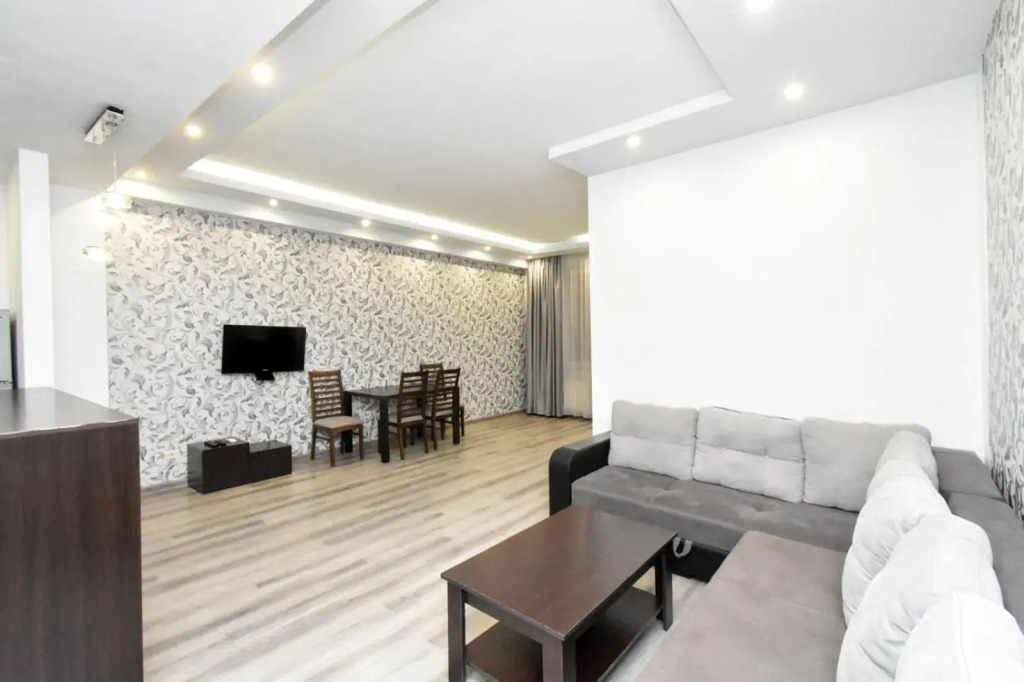 Northern Avenue, 1 bedroom Modern, Renovated apartment HH999