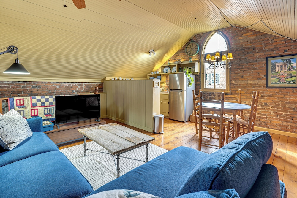 1 Block to Main St: 'second Street Carriage House'