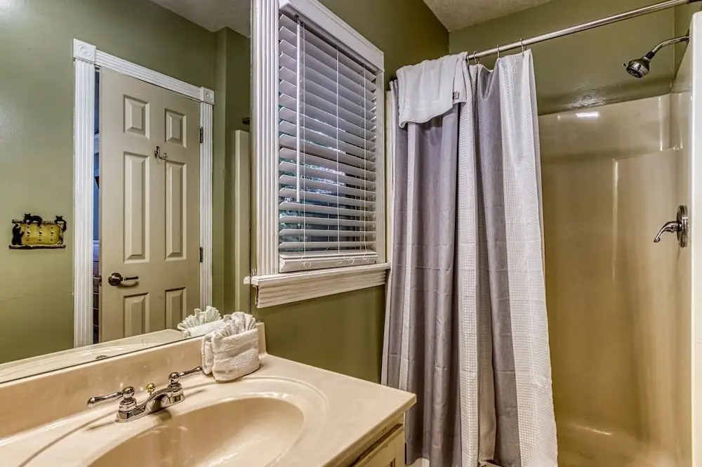 ER96 - Squirrels Leap - Great Location! Close to Town! cabin