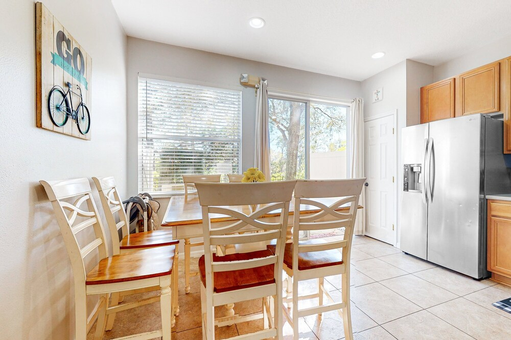 2-story Snowbird-friendly Townhouse Near Disney With Patio, Streaming, W/d, AC