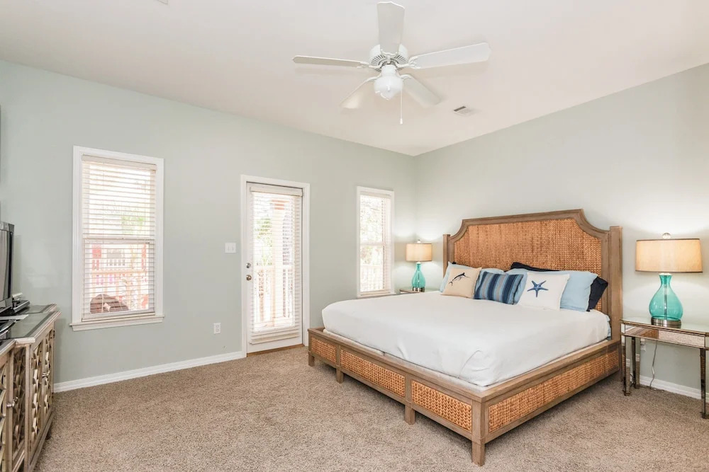 455 Hidden Lake Way House - 4 Br home by RedAwning