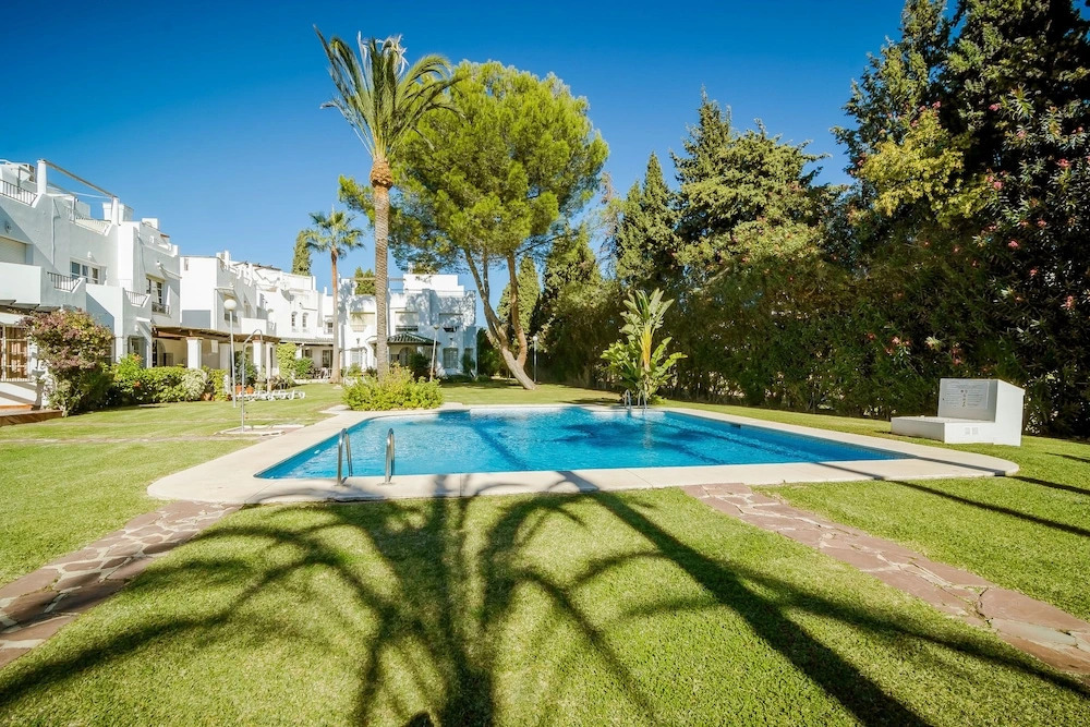 SE-Spacious townhouse in Nueva Andalucia Roomservice