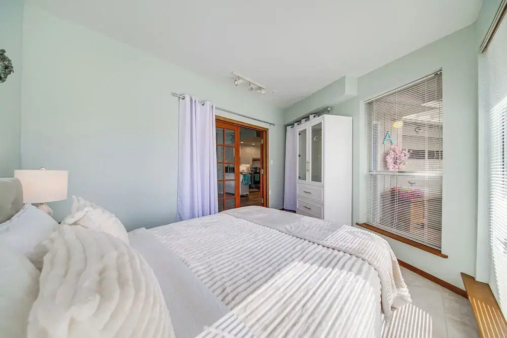 < 1 Mi to Lake Washington: Peaceful Apt in Kenmore