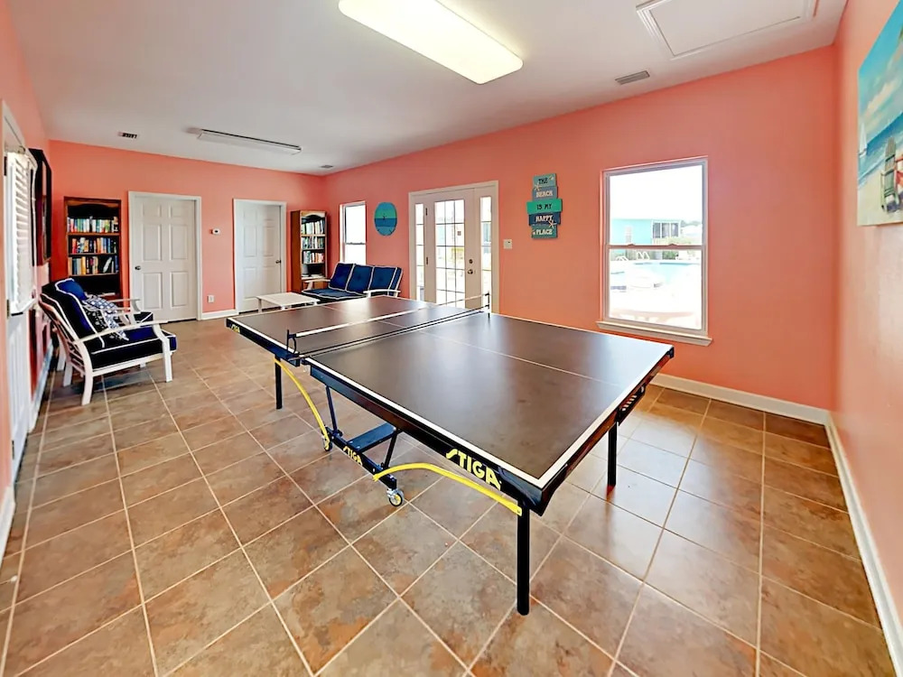 Updated Beach W/ Pools - Walk To Waves! 3 Bedroom Cabin