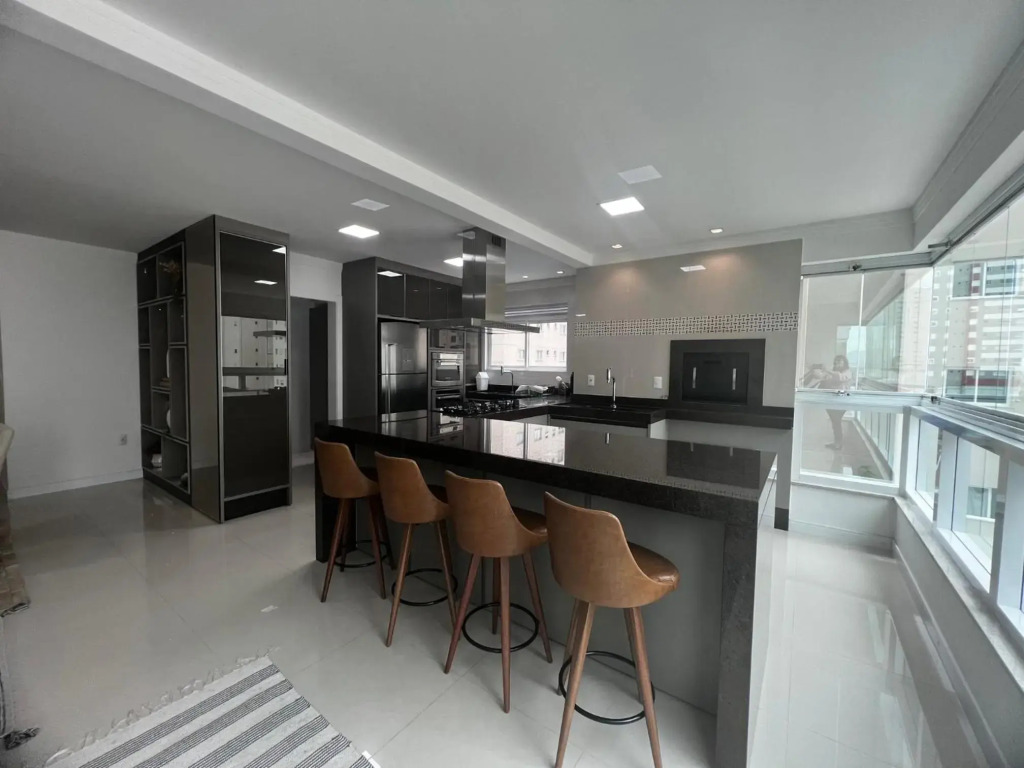 LINDO APARTAMENTO com 3 SUITES FINAMENTE MOBILIADO !