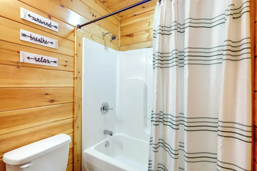 5 Mi to Dtwn: Cabin w/ Hot Tub in Pigeon Forge!