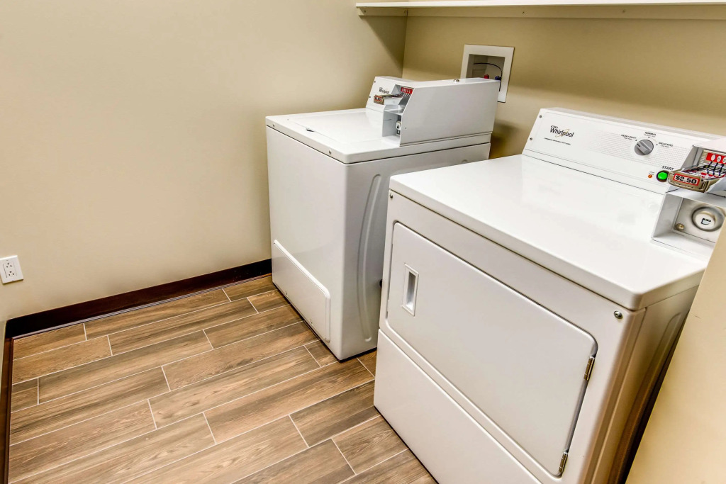 Econo Lodge Inn & Suites