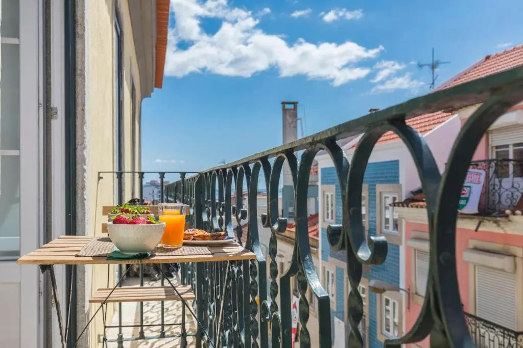 LovelyStay - Sunny flat w/ balcony overseeing Graca and River