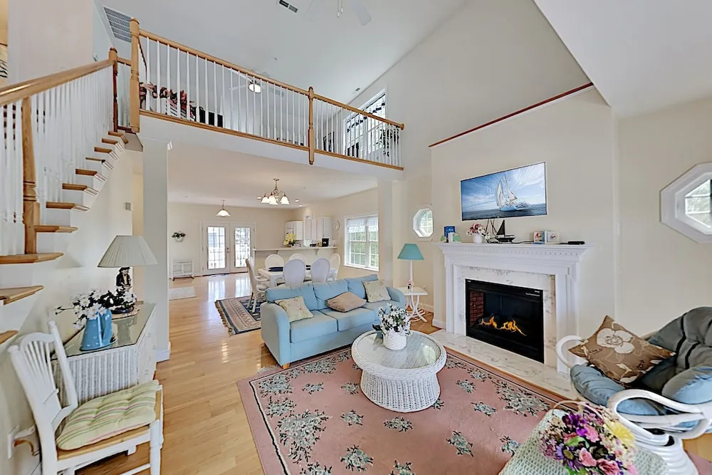Coastal Getaway W/ 2 Living Areas - Walk To Beach 4 Bedroom Home