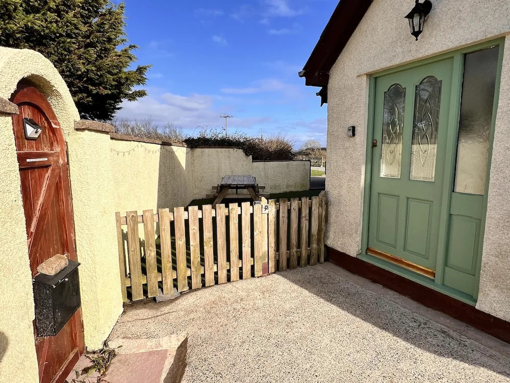 Ty Efail Cottage mountain views & secure garden