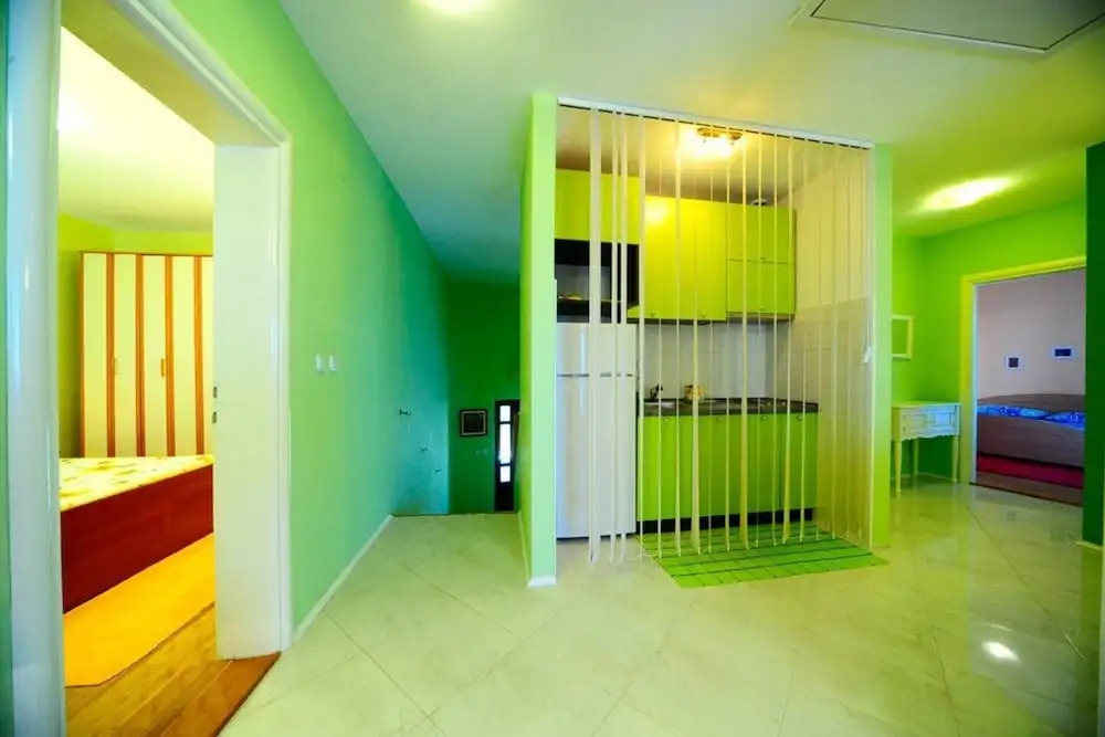 4 Bed Villa Sleeps 9 - Pool Pets Garden Parking