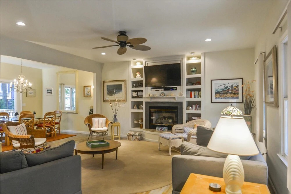 Casa Damp 134 Elizabeth Way by Long & Foster