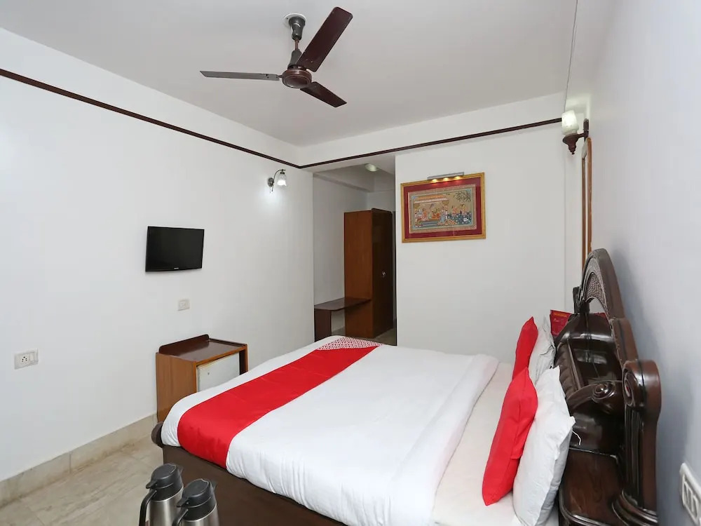 OYO Capital O 5879 Radha Damodar Residency