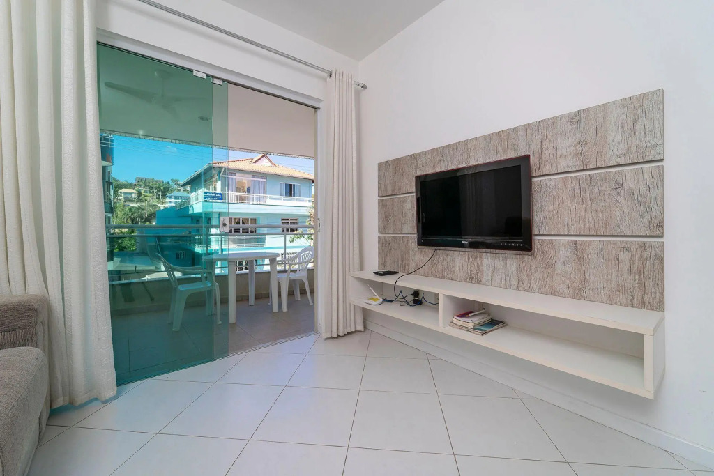 Apartamento 2 Dormitórios No Centro De Bombinhas Com 1 Suite, A 120 Metros Do Ma