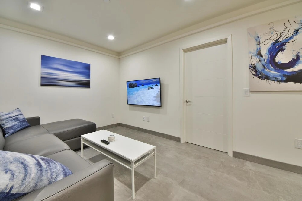 1244#3 Magnificent Newly Renovated Home by Beach