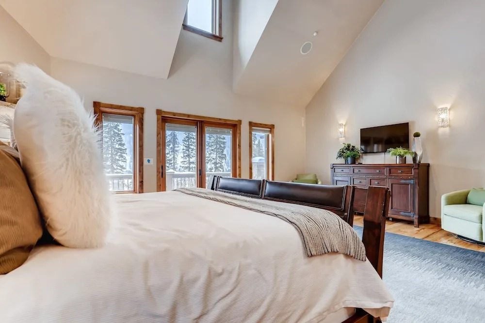Opulent Breck Haven: Theater, Hot Tub, Billiards 7 Bedroom Home