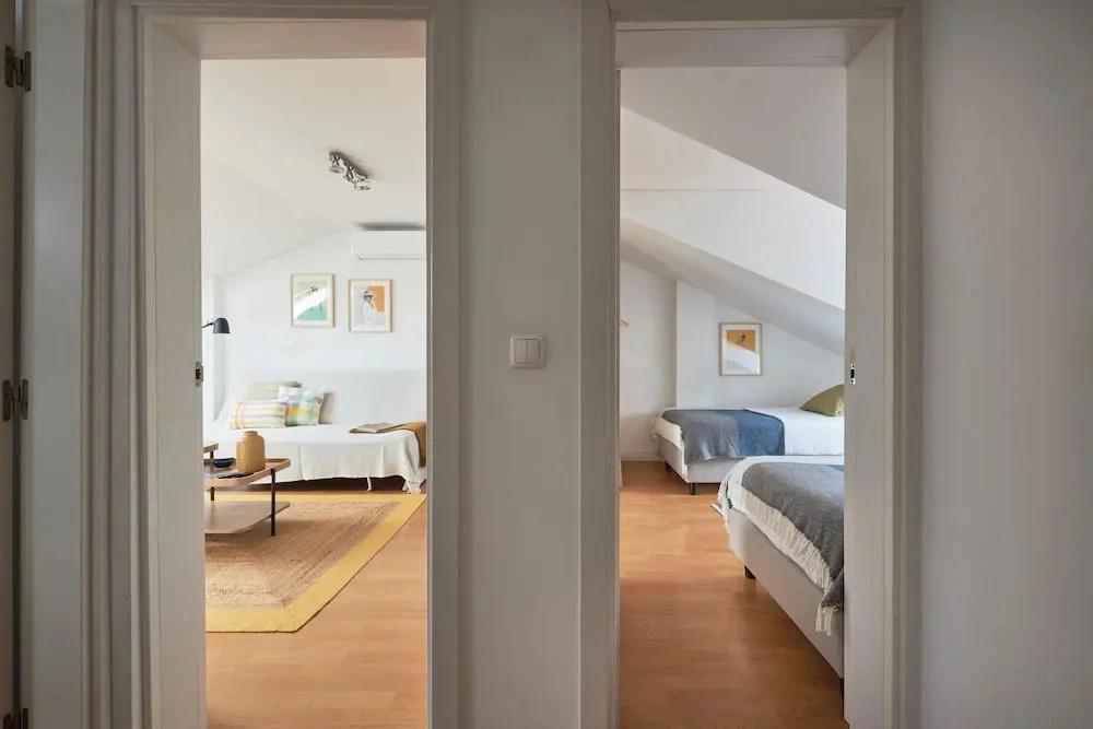 Bright Apt W Balcony, Ac, Parking, By Timecooler